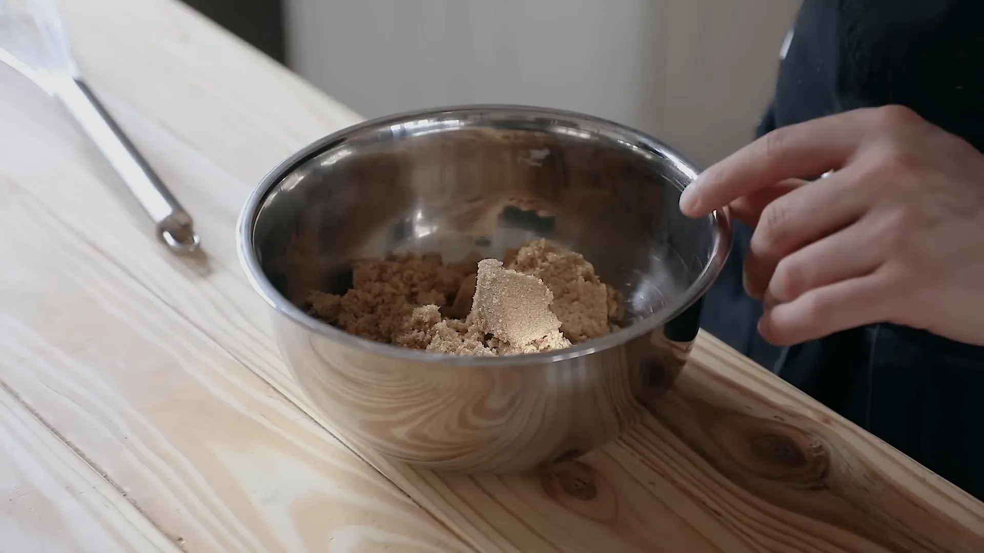 Mixing brown sugar and cinnamon.