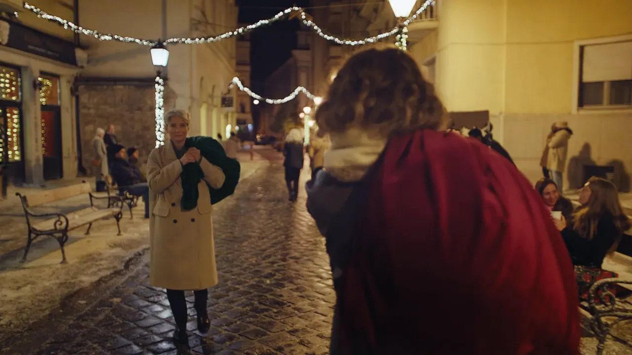 Eine Person erkennt eine vertraute Mimik in den Augen einer Unbekannten