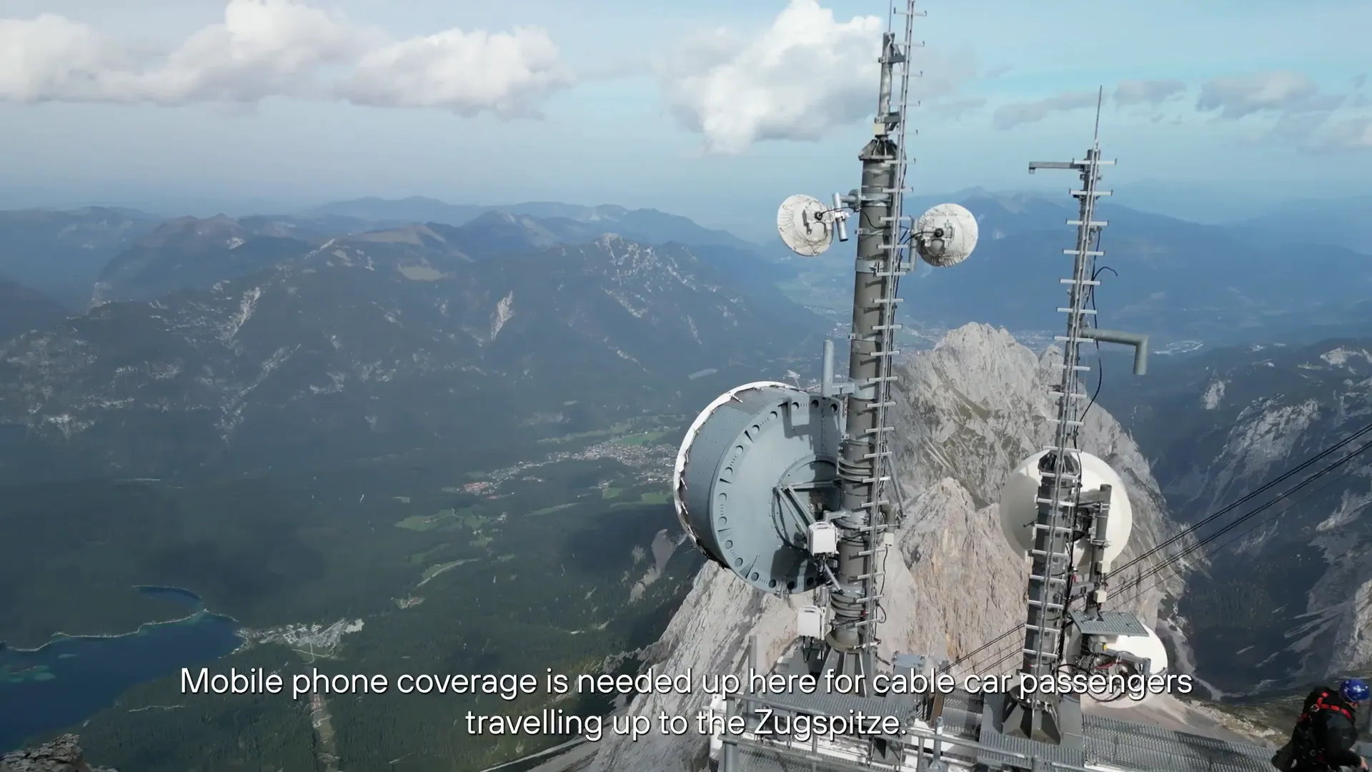 Nahaufnahme der Antenneninstallation und technischen Komponenten auf dem Gipfel