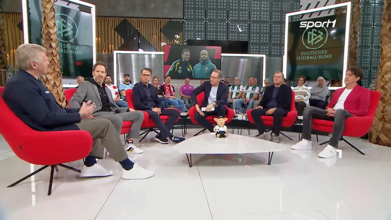 Weite Aufnahme eines TV-Studio-Panels mit Publikum und großem Bildschirm, der Kompany und Nagelsmann zeigt