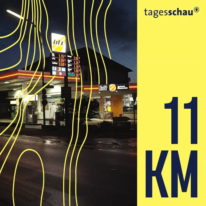 Klar sichtbare Tankstelle bei Nacht mit Preisschild und bft-Logo