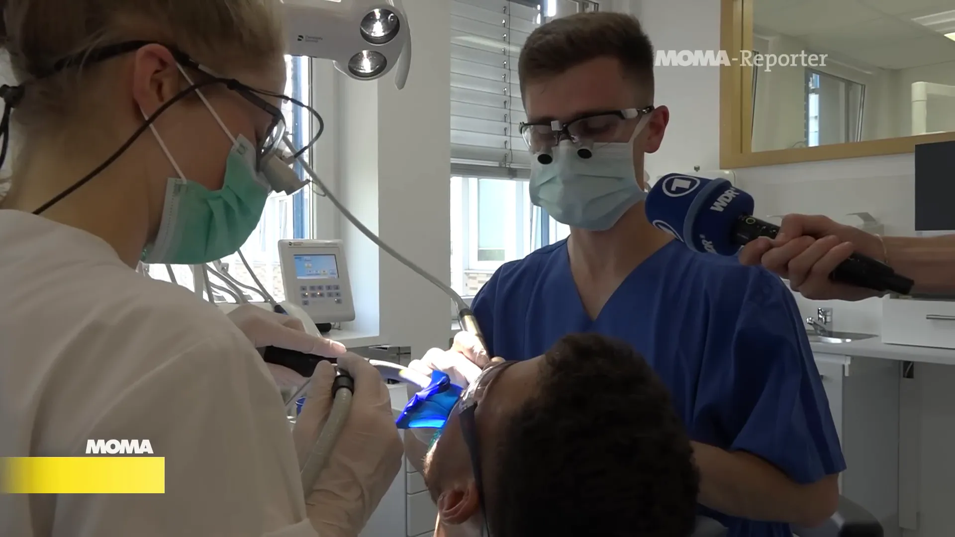 Assistenzarzt überprüft die Arbeit der Zahnärztin in Ausbildung