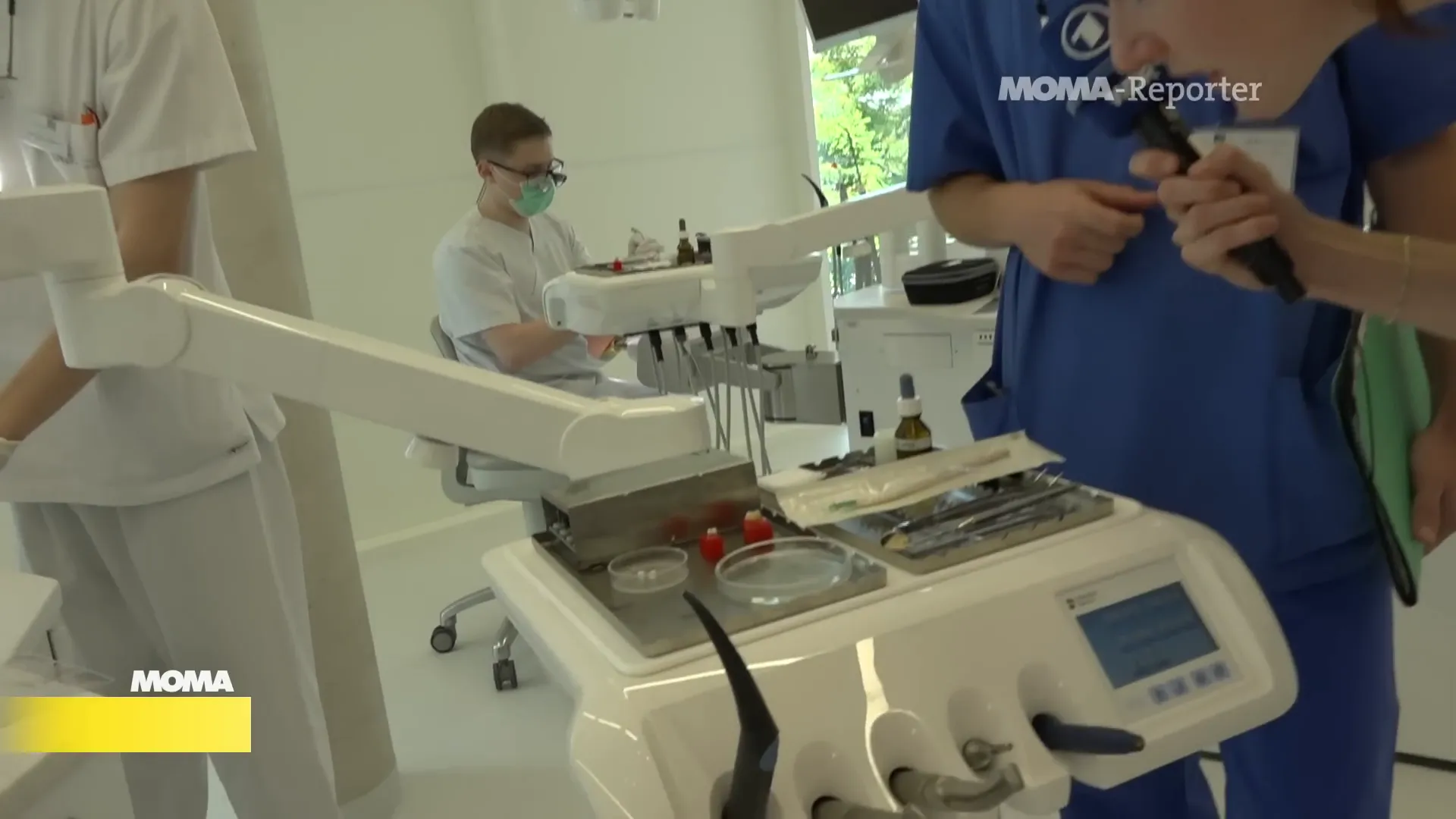 Studenten üben an Puppen mit echten Zähnen im Phantomkurs