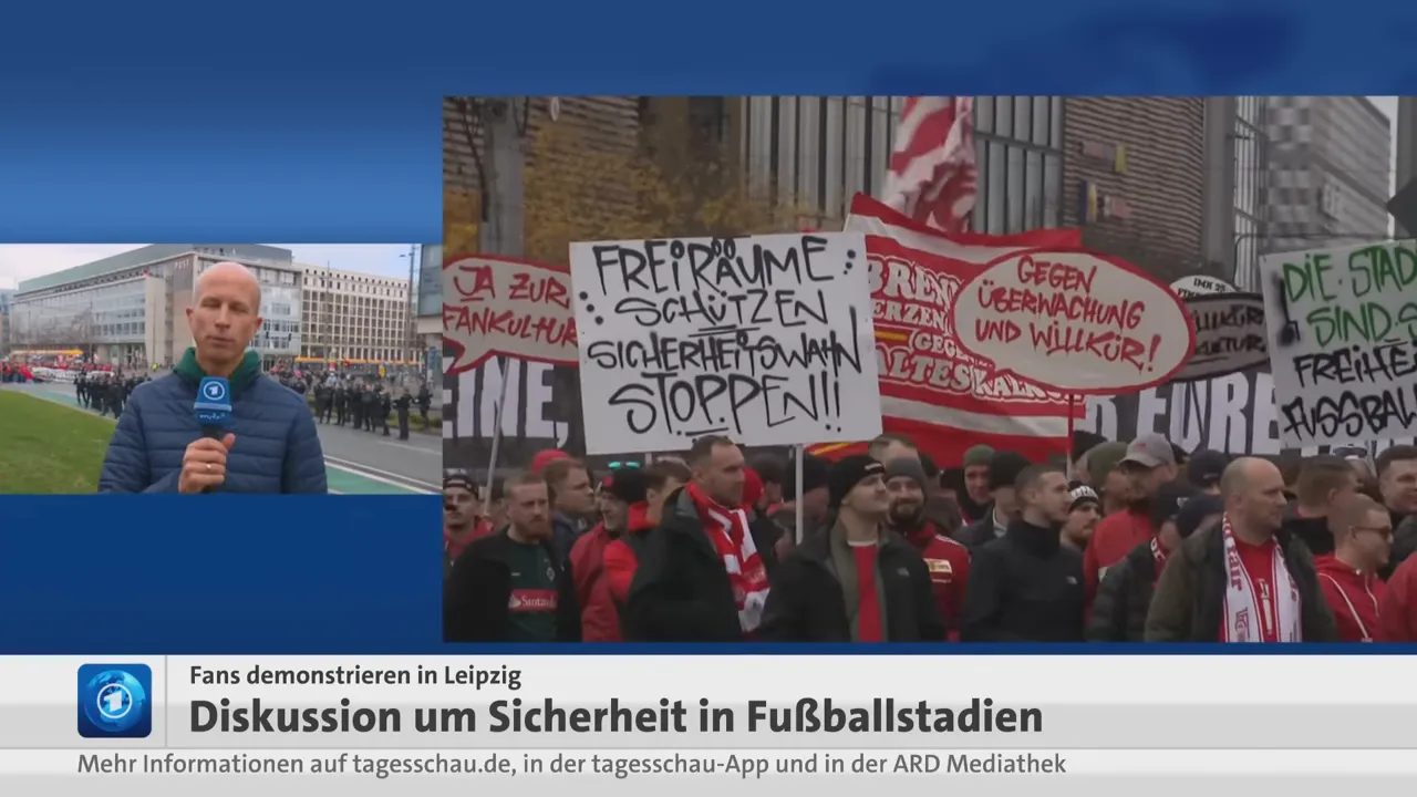 Demonstranten mit Schildern gegen Überwachung: 'Freiräume schützen – Sicherheitswahn stoppen' bei einer Fan-Demonstration in Leipzig.