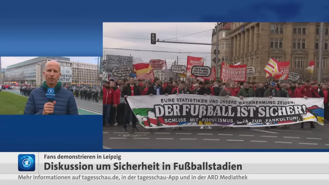 Demonstrationszug in Leipzig mit großem Banner 'Der Fußball ist sicher' und vielen Fans