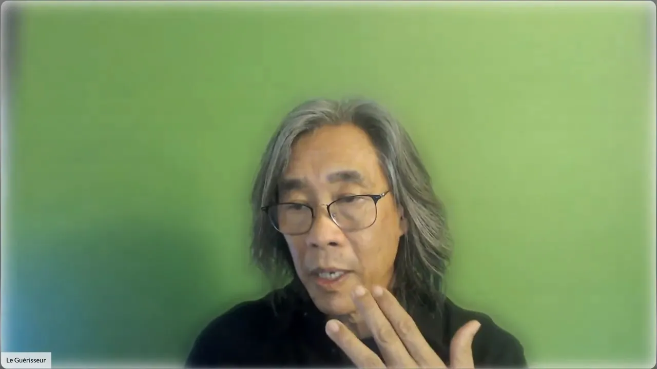 Praticien levant la main en expliquant la projection de l'intention devant un fond vert