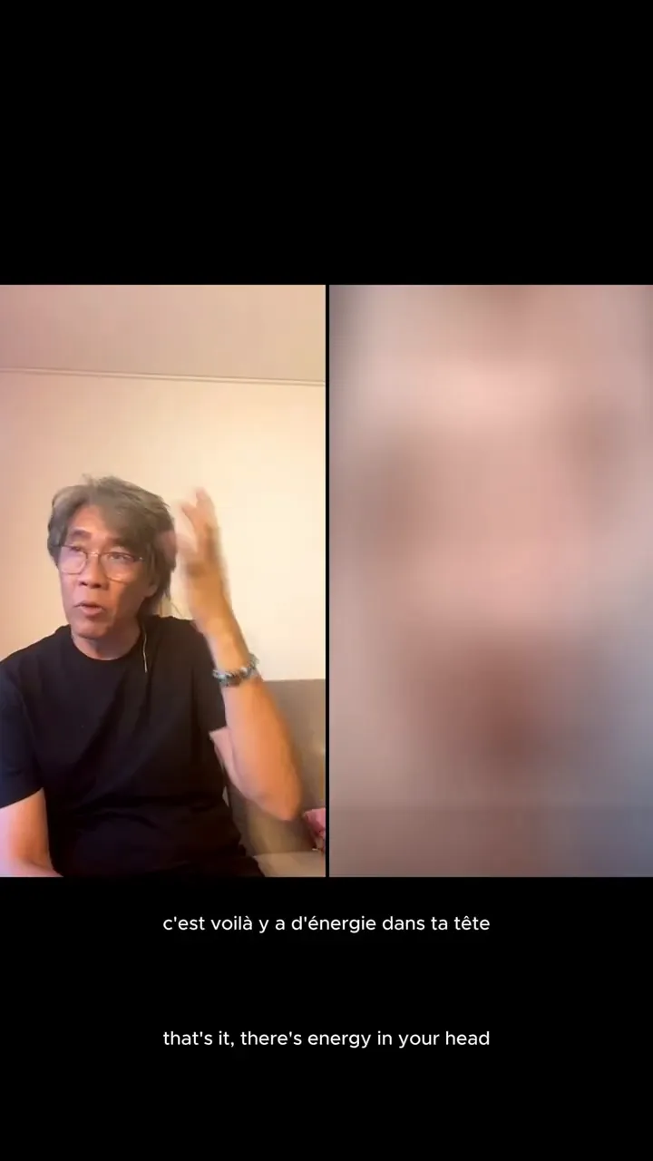 personne assise touchant sa tête pendant une visualisation, sous-titres visibles