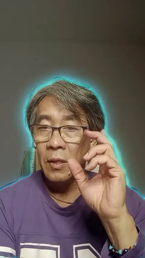 Personne faisant un geste de visualisation près de la tête avec un halo bleu autour du crâne