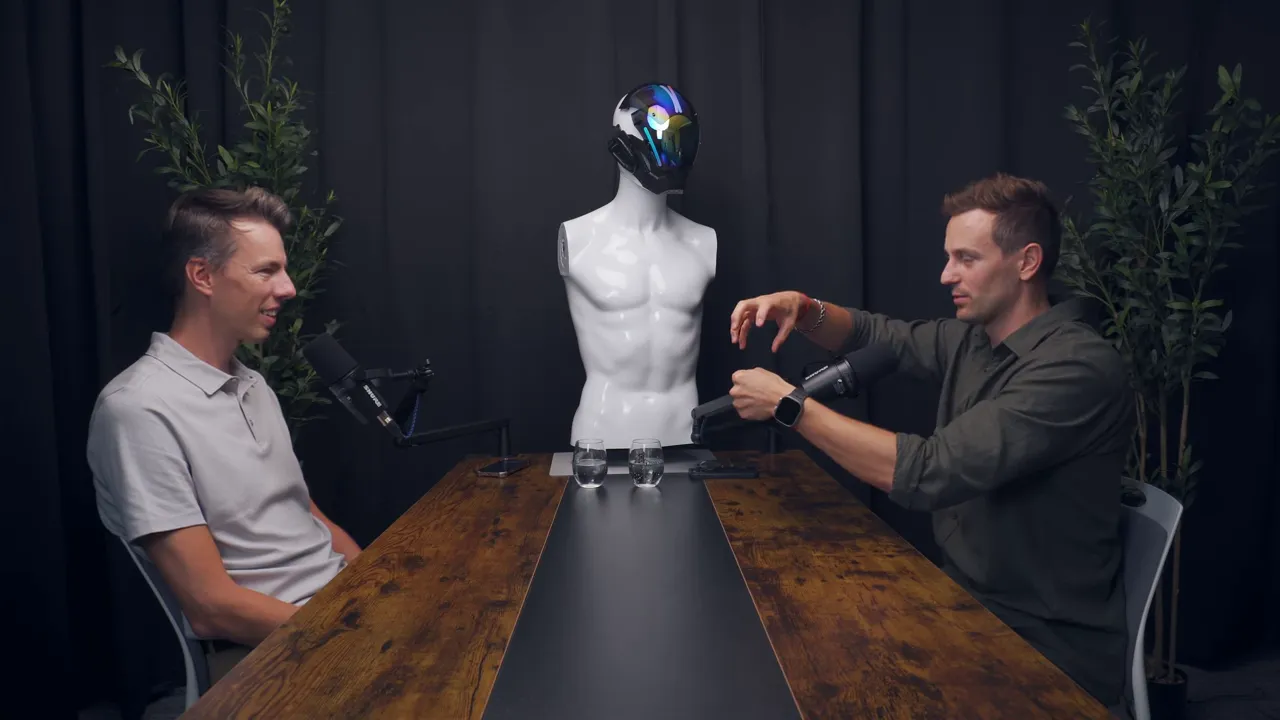 Широкий кадр интервью: Кирилл объясняет идею, манекен в центре стола