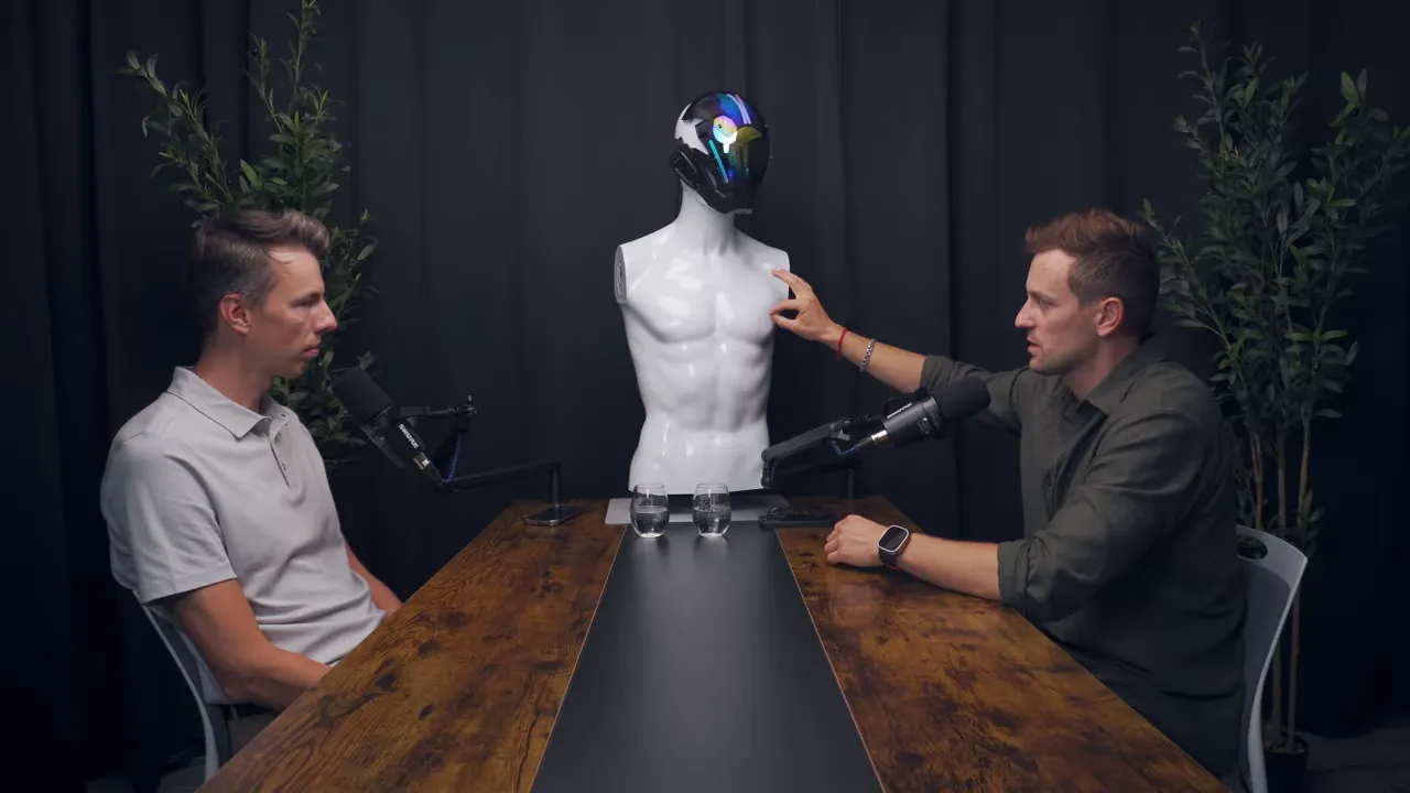 манекен с шлемом между собеседниками во время демонстрации технологий