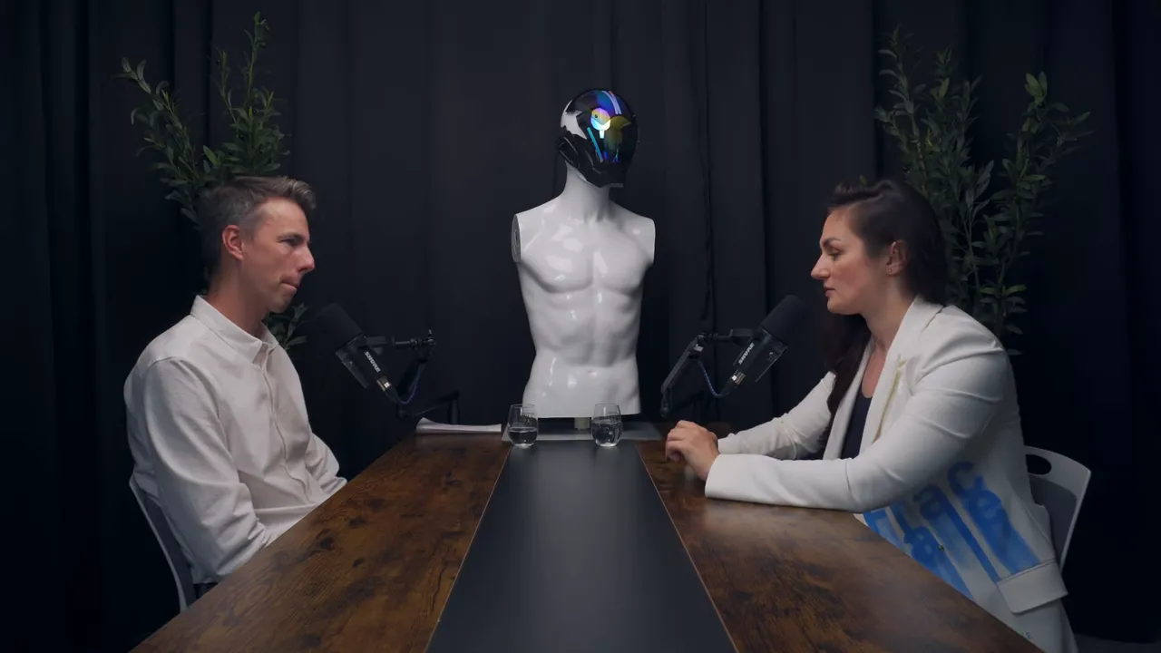 Широкий симметричный план: Марина Морган и ведущий за столом, в центре манекен‑робот как символ искусственного интеллекта.