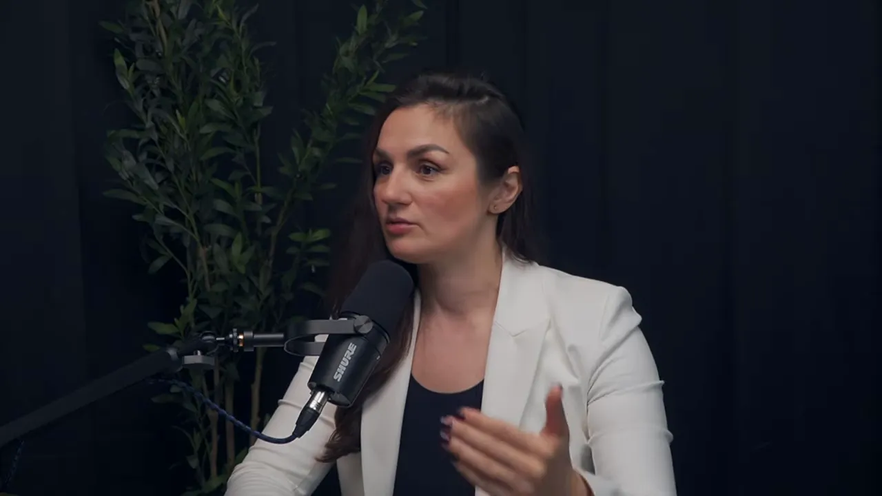 Марина Морган рассказывает о восстановлении энергии у фаундера, жестикулирует рядом с микрофоном