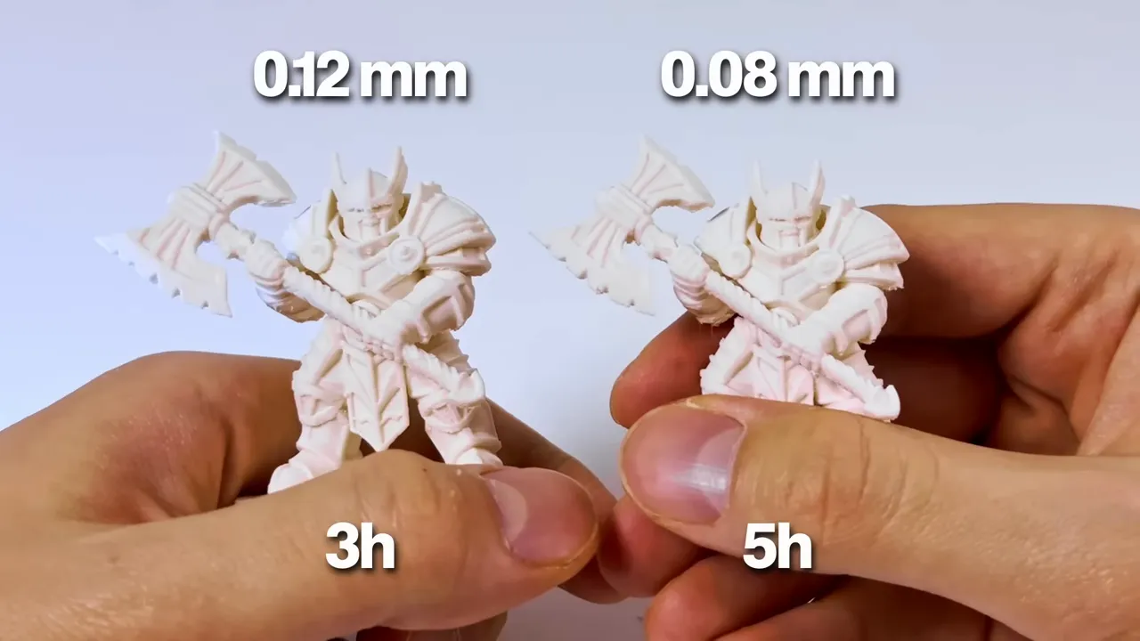 Deux miniatures blanches comparées avec les textes 0.12 mm 3 h et 0.08 mm 5 h