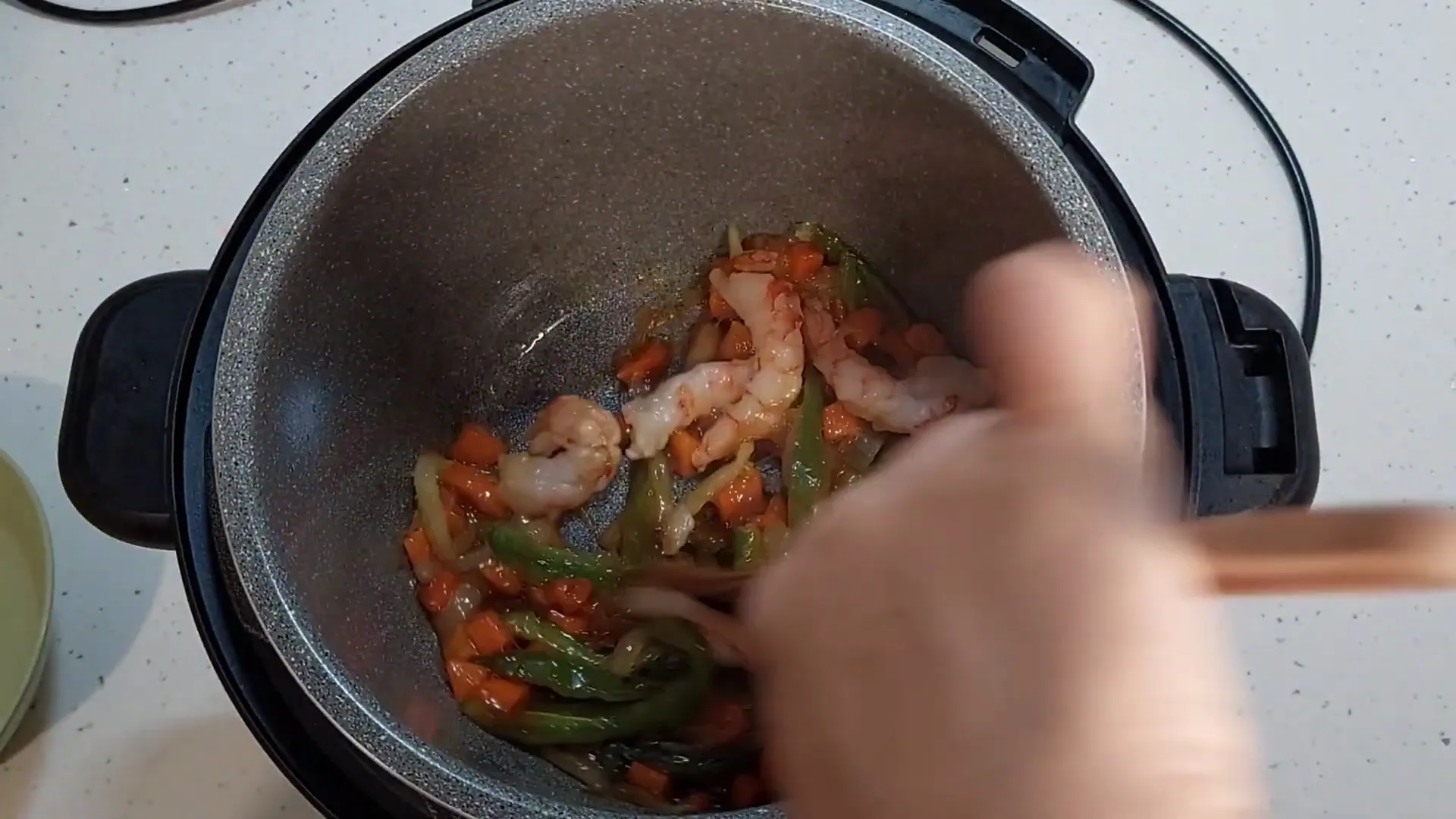 Añadiendo gambas y salsa teriyaki