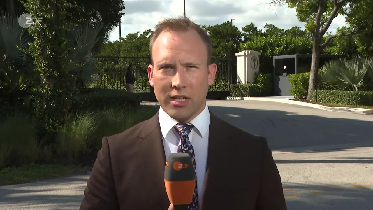 Nahaufnahme eines Reporters mit ZDF-Mikrofon vor dem Eingang in Miami