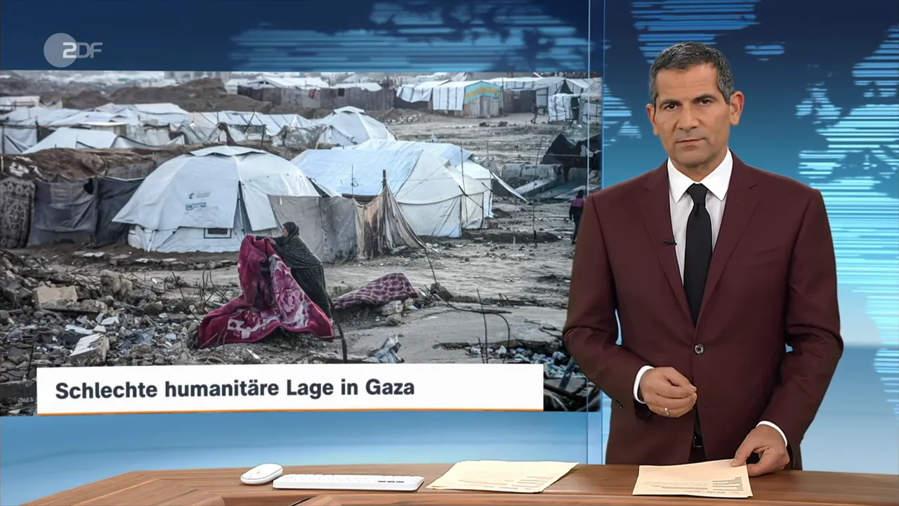 Zeltlager in Gaza mit provisorischen Unterkünften und schlammigem Gelände