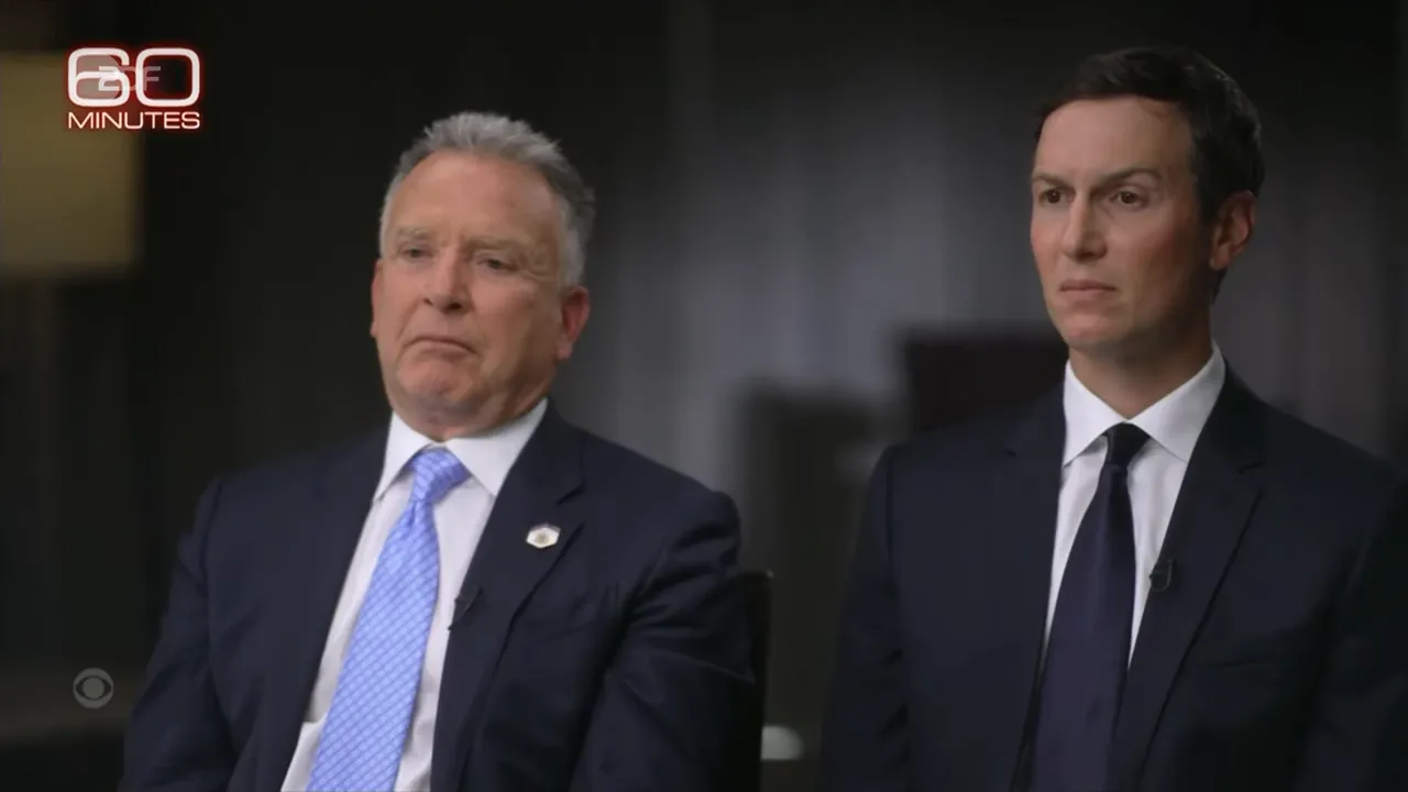 Zwei Männer in Anzügen sitzen nebeneinander während eines Interviews