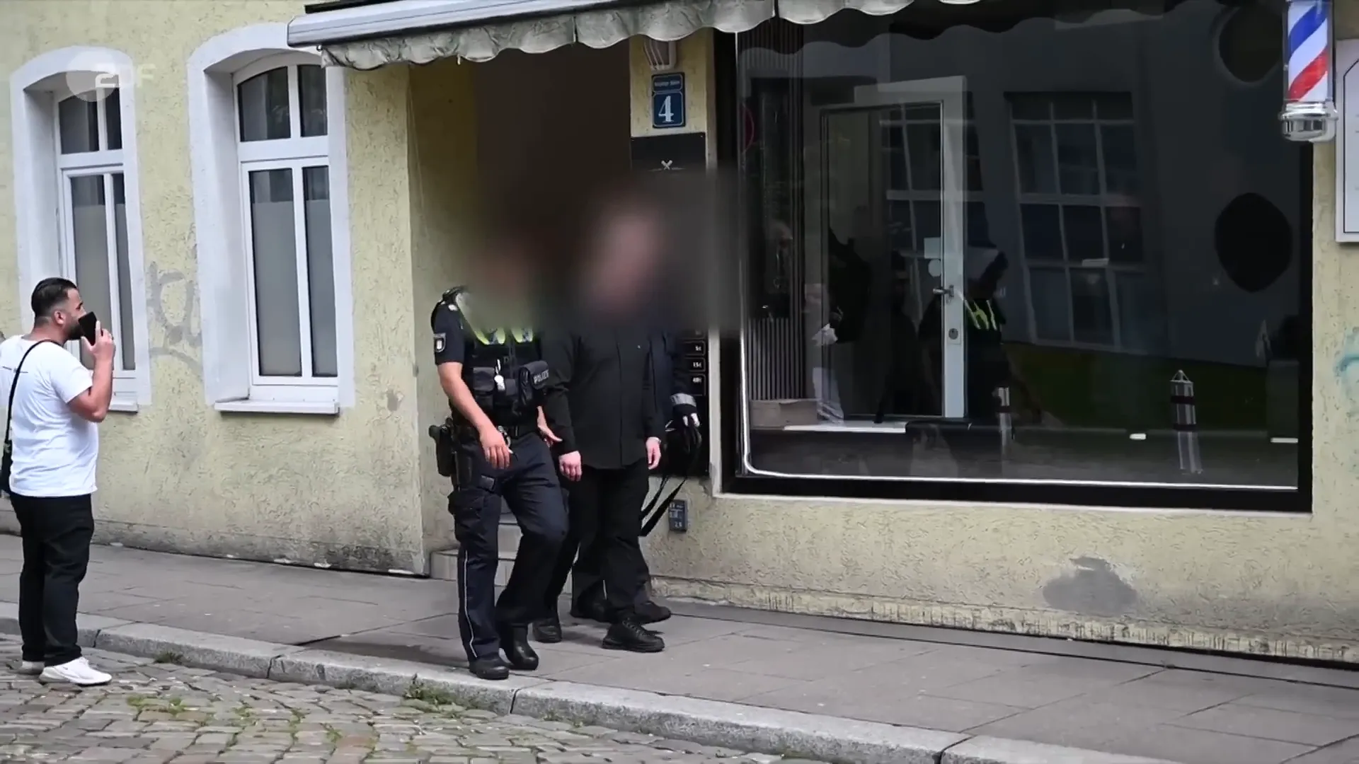Kontrolle in einem Barbershop in Hamburg gegen Schwarzarbeit