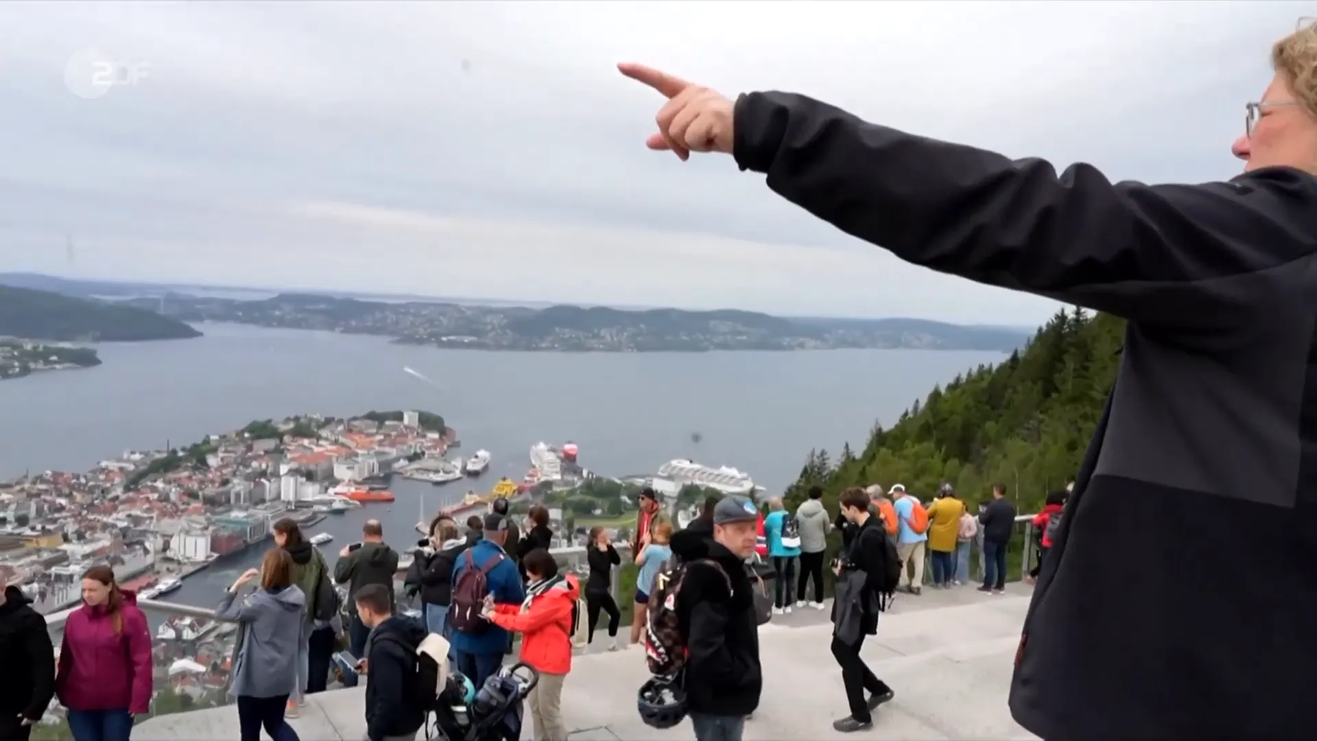 Touristen frieren in Norwegen in dicken Jacken