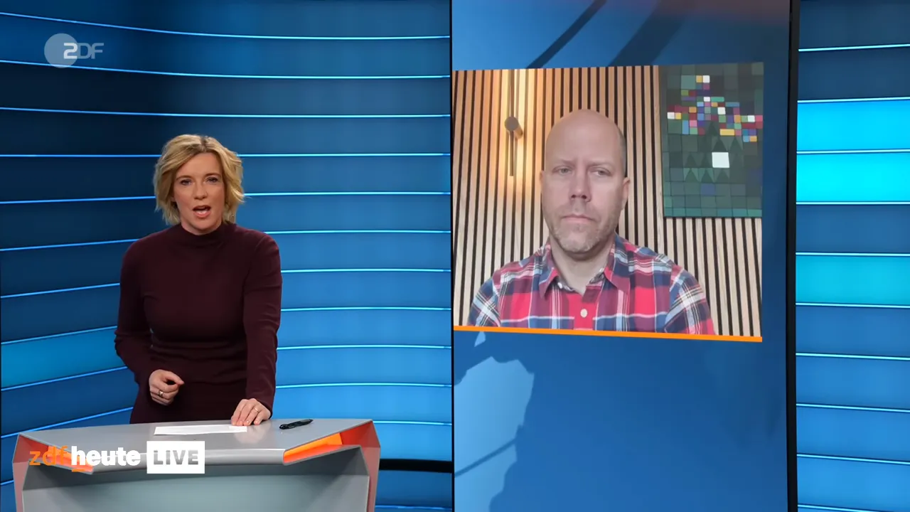 Nachrichtensendung: Moderatorin spricht ins Studio, Experte per Video zugeschaltet