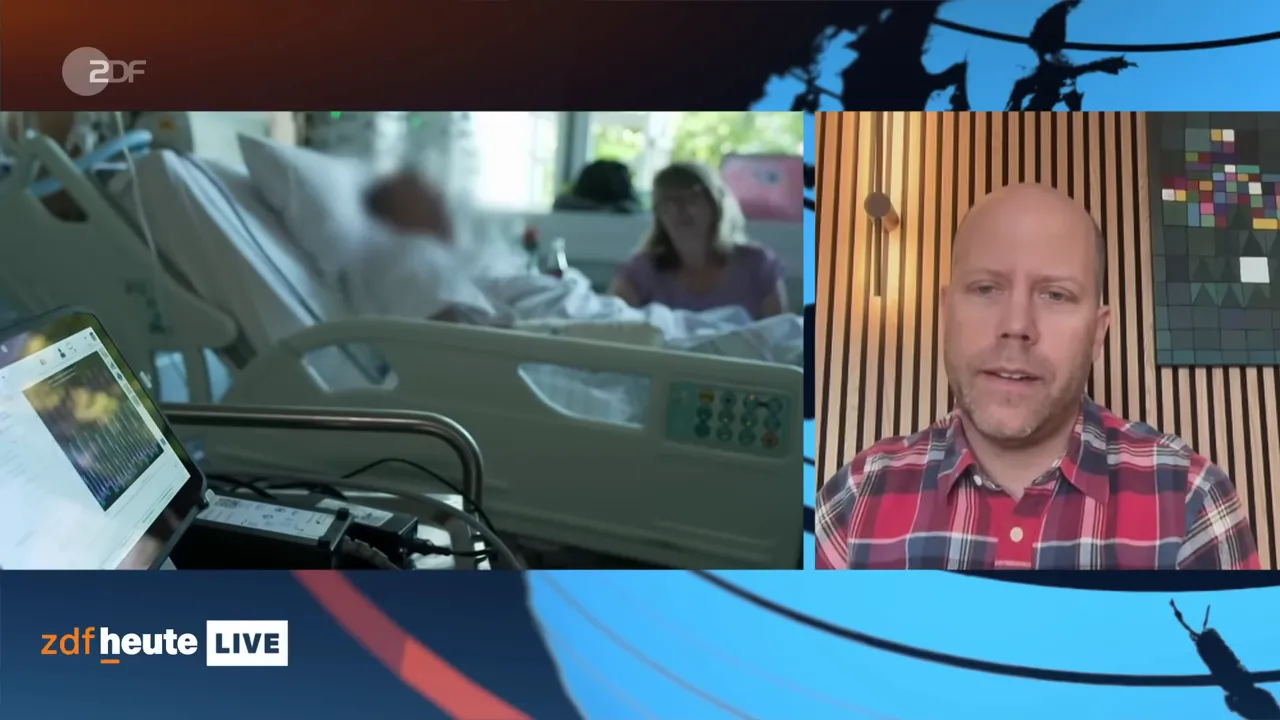 Krankenbett mit Monitor und Angehöriger im Hintergrund, medizinische Geräte im Vordergrund