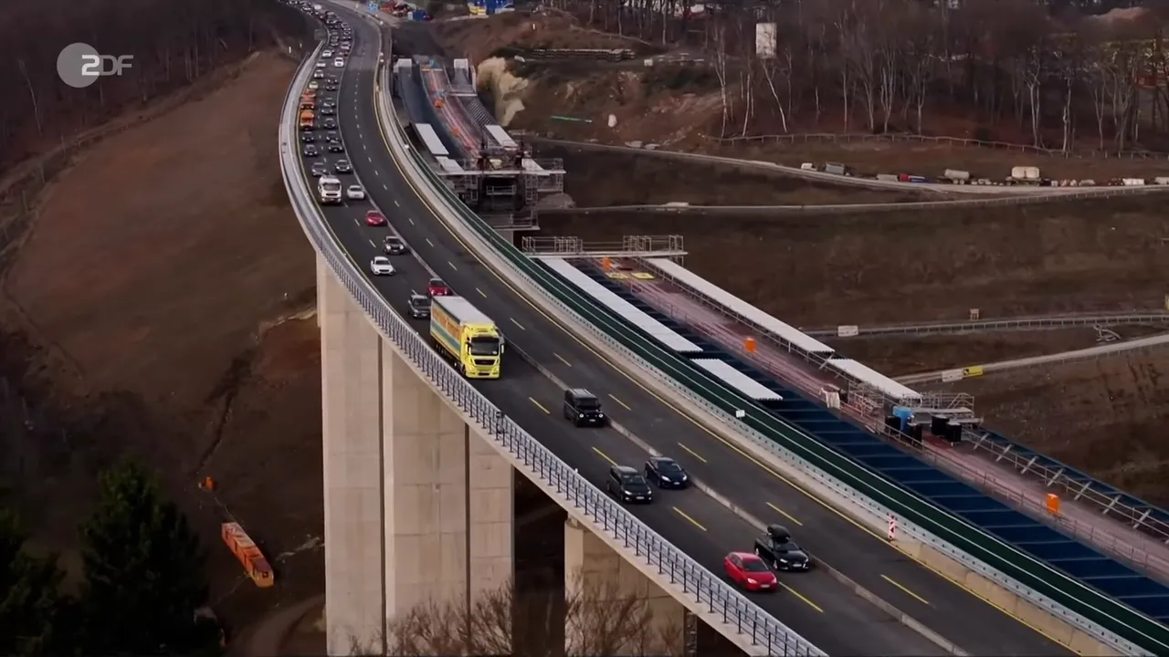 Luftaufnahme der Rahmedetallbrücke an der A45 bei Lüdenscheid mit Fahrzeugen auf der Fahrbahn