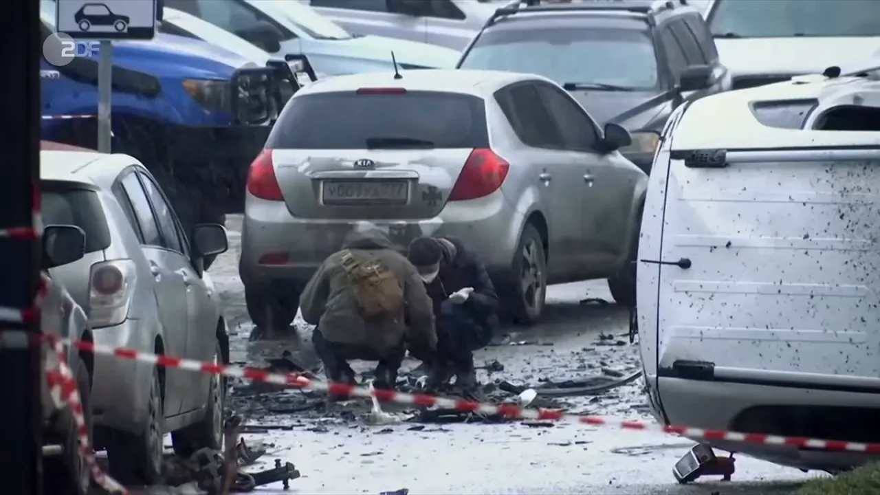 Ermittler untersuchen Trümmer und beschädigte Fahrzeuge nach einer Fahrzeugexplosion in Moskau