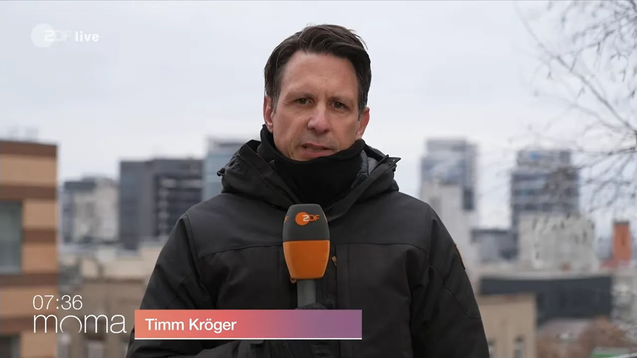 Außenkorrespondent spricht live in ein Mikrofon vor städtischer Kulisse