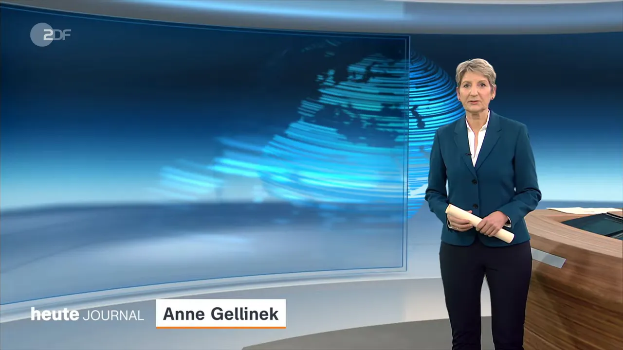 Nachrichtensprecherin im Studio vor blauem Welt-/Europa-Grafik-Hintergrund, deutliche Bildschärfe