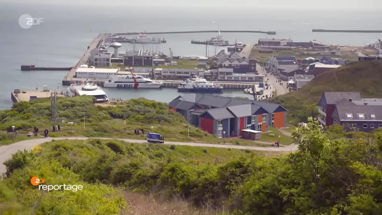 Panoramablick auf den Hafen von Helgoland mit Fähren, Anlegern und Hafengebäuden
