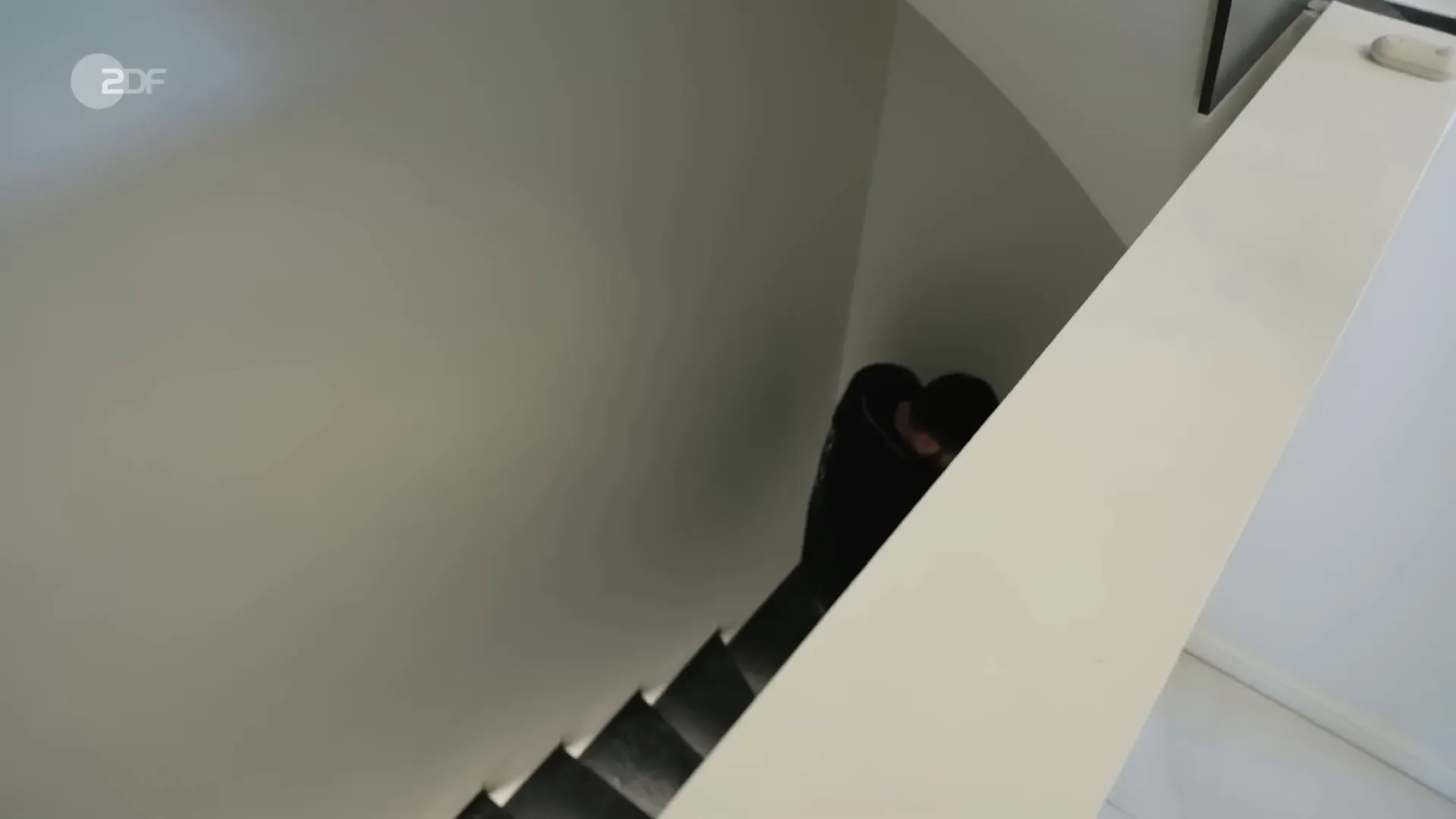 Serkan liegt verletzt auf der Treppe nach dem Unfall