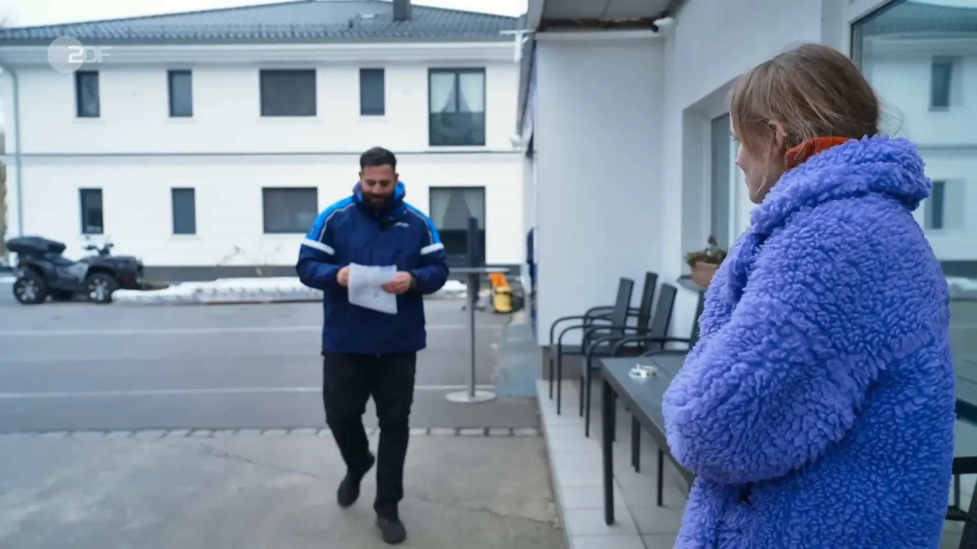 Serkan bei der Fahrzeugprüfung trotz Krankheit