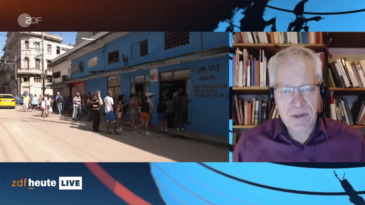 Menschen stehen in einer Schlange vor einem blauen Gebäude in Kuba, Straßenszene mit Wartenden