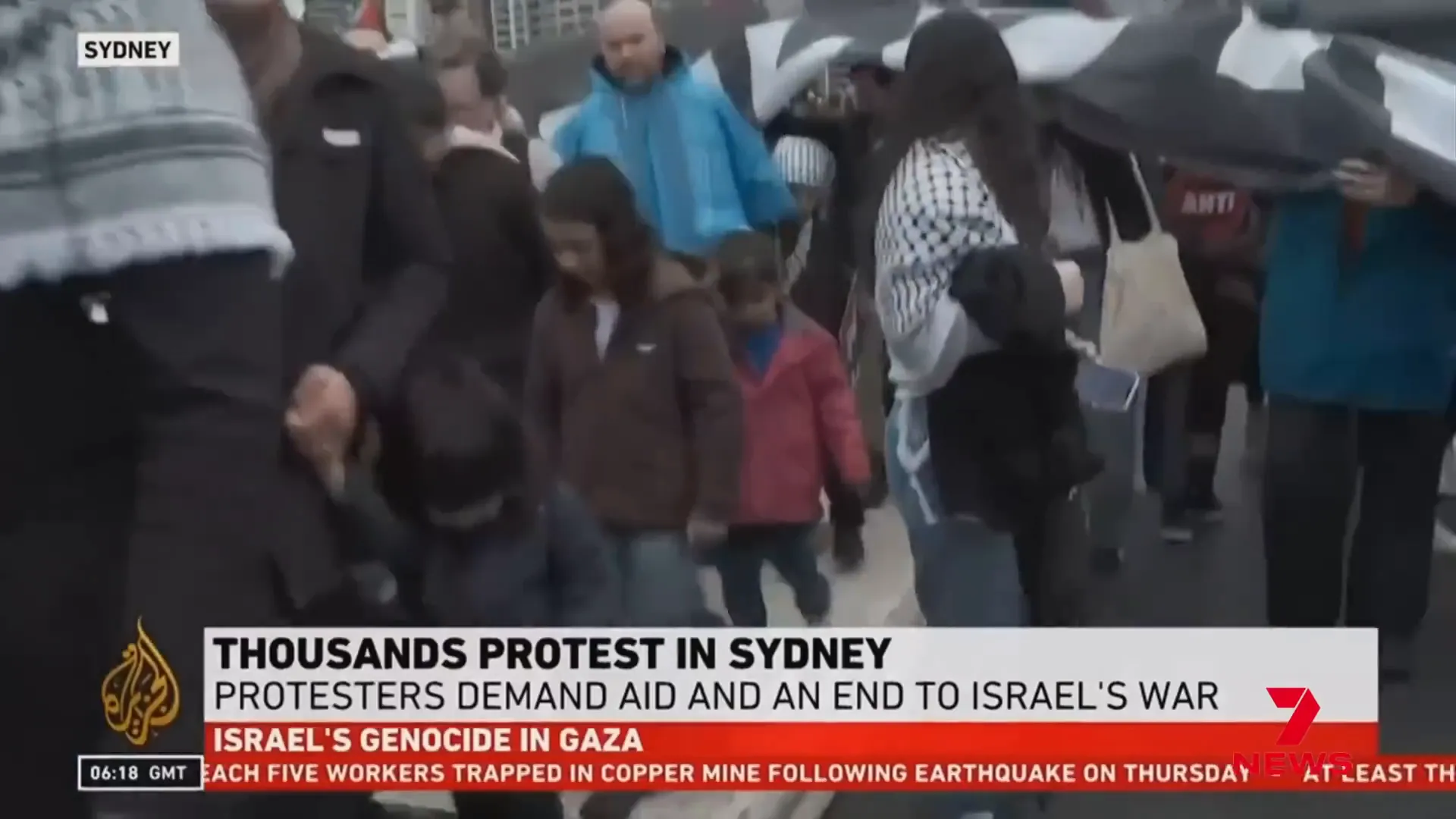 Crowds marching across Sydney Harbour Bridge
