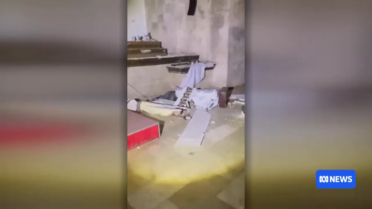 Items falling off shelves during the quake, recalled by a witness