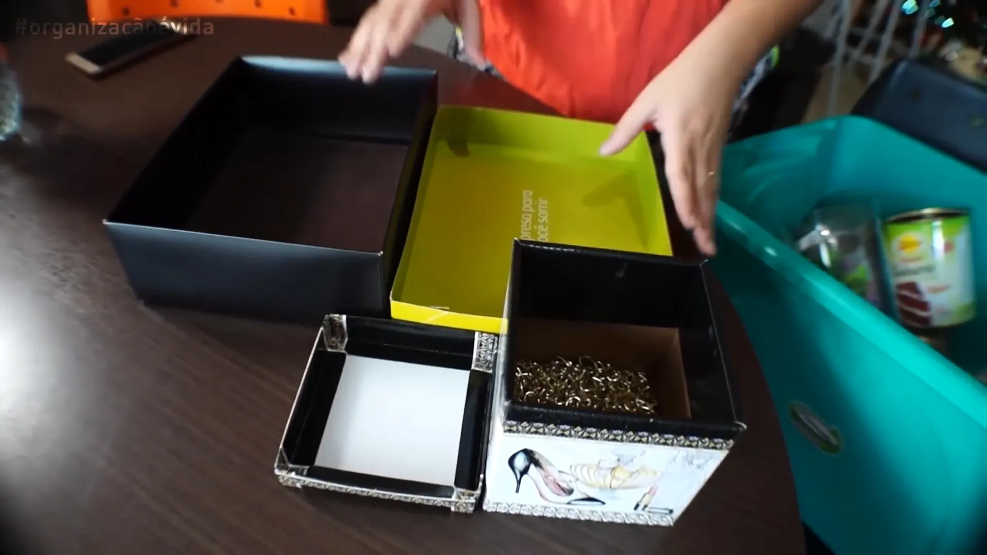 Latinhas organizadas e decoradas