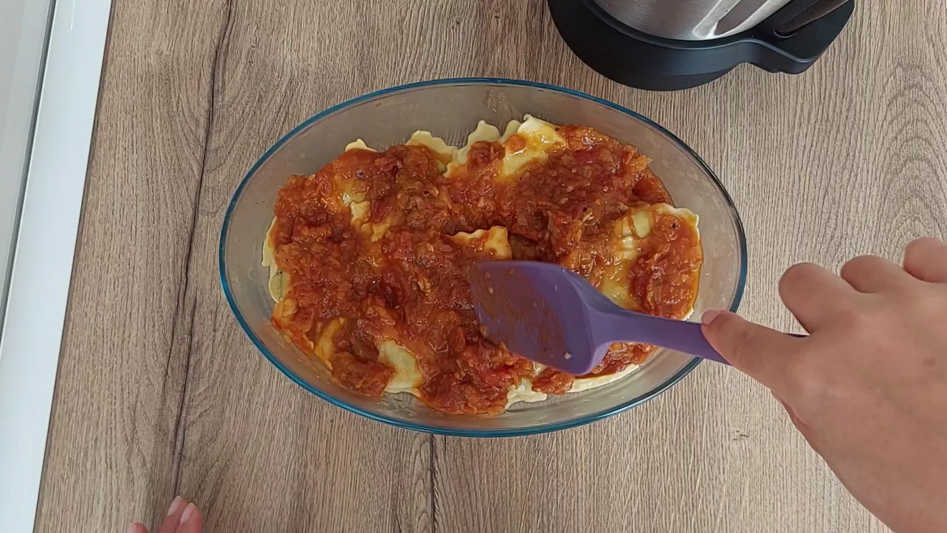 Montando el plato con pasta y salsa