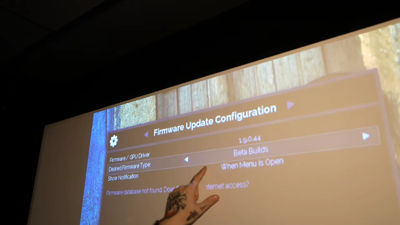 Projiziertes Envy-Menü mit der Überschrift Firmware Update Configuration und mehreren Auswahlzeilen