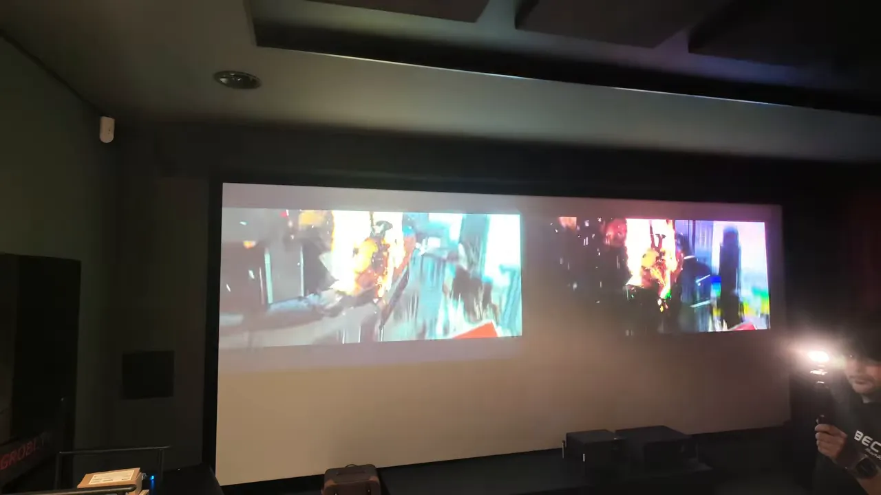 Zwei nebeneinander projizierte Filmbilder auf einer großen Leinwand