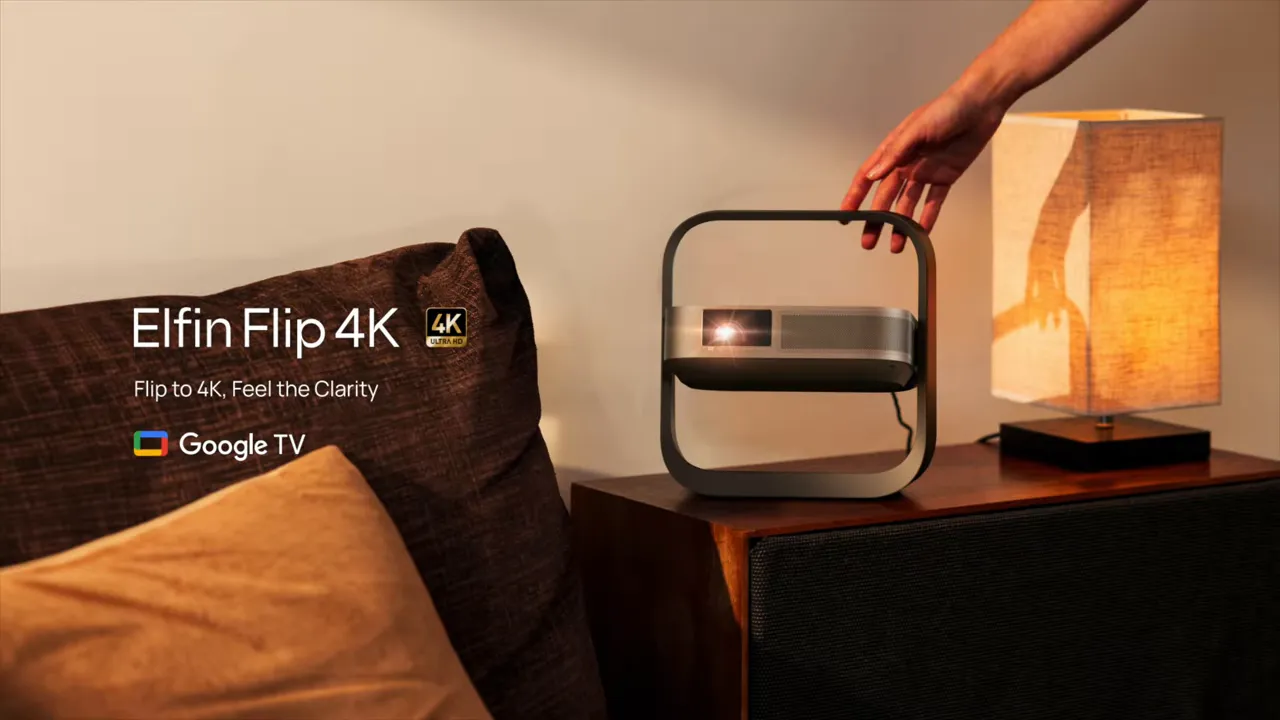 XGIMI Elfin Flip 4K auf einem Sideboard neben einer Lampe