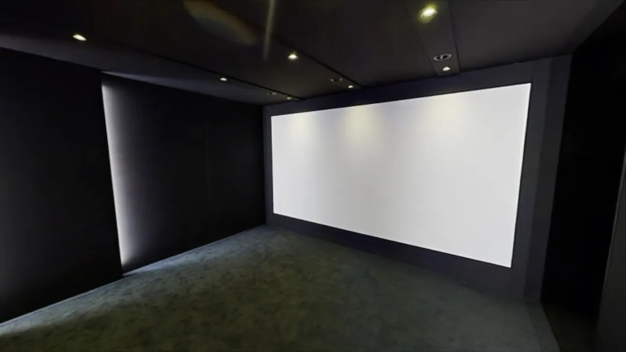 Große Leinwand im dunklen Heimkino von Justin und Anna-Lena mit schmalen seitlichen Lichtlinien und dunkler Deckenverkleidung