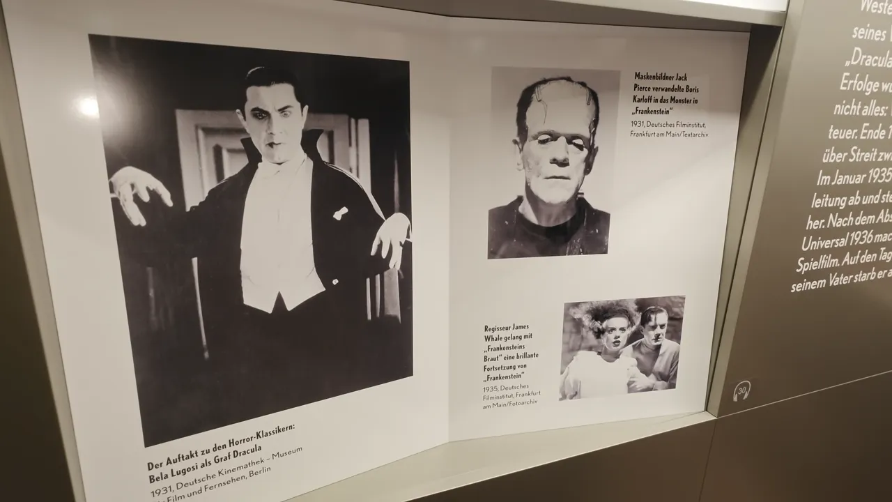 Ausstellungstafel mit Bela Lugosi als Dracula, Boris Karloff als Frankensteins Monster und einer Szene aus Frankensteins Braut