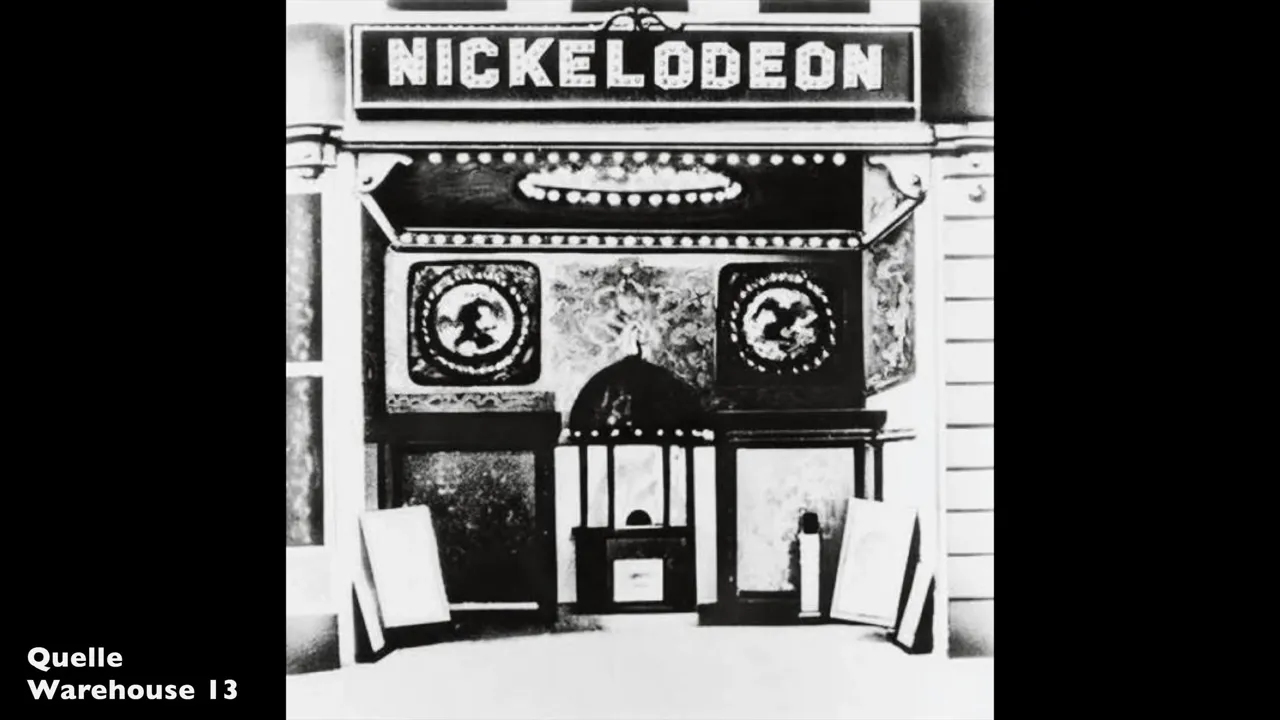 Historische Schwarz-Weiß-Aufnahme eines aufwendig gestalteten Kinoeingangs mit der Aufschrift Nickelodeon