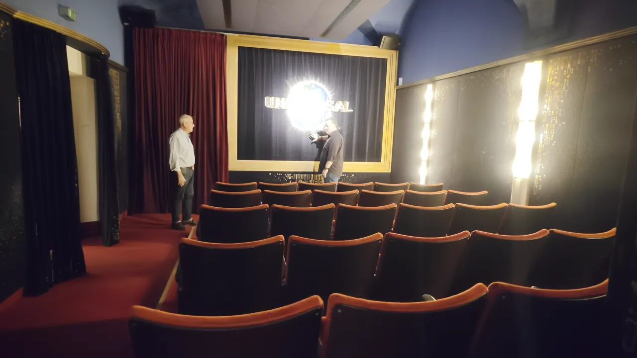 Laemmle-Kino im Schloss Großlaupheim mit dunklen Sitzreihen, roten Vorhängen und Universal-Schriftzug an der Front