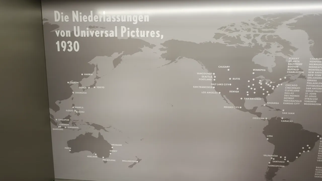 Ausstellungskarte mit internationalen Standorten und der Überschrift Die Niederlassungen von Universal Pictures, 1930