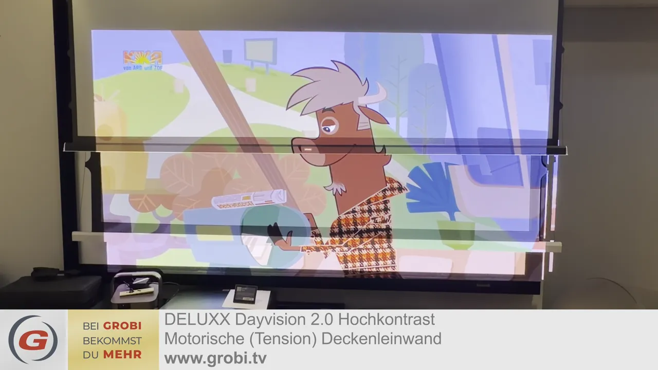 Mehrere übereinander angeordnete Leinwandtücher mit projiziertem Cartoonbild
