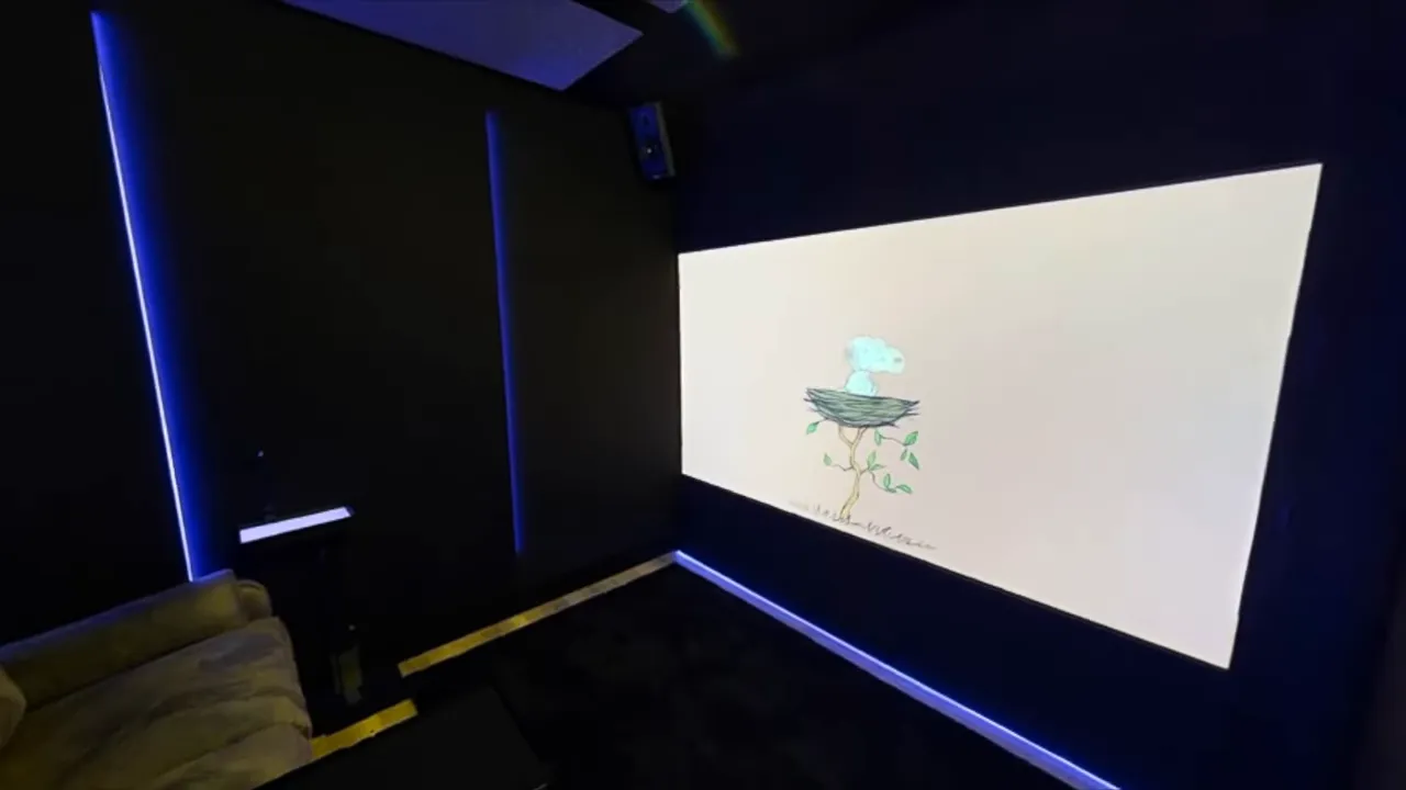 Dominiks dunkles Black-Box-Heimkino mit großer Leinwand, seitlichen Sitzplätzen und blauen Lichtlinien
