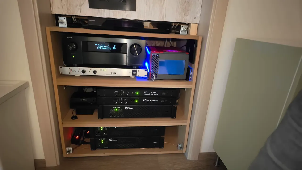Heimkinoregal im ehemaligen Türdurchgang mit Denon-AV-Receiver, Zuspielern und mehreren Endstufen