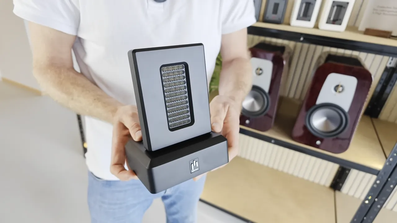 AperionAudio Dual-AMT-Zusatzhochtöner mit rechteckiger Membranöffnung und breitem Sockel bei der Vorstellung im HiFi-Geschäft