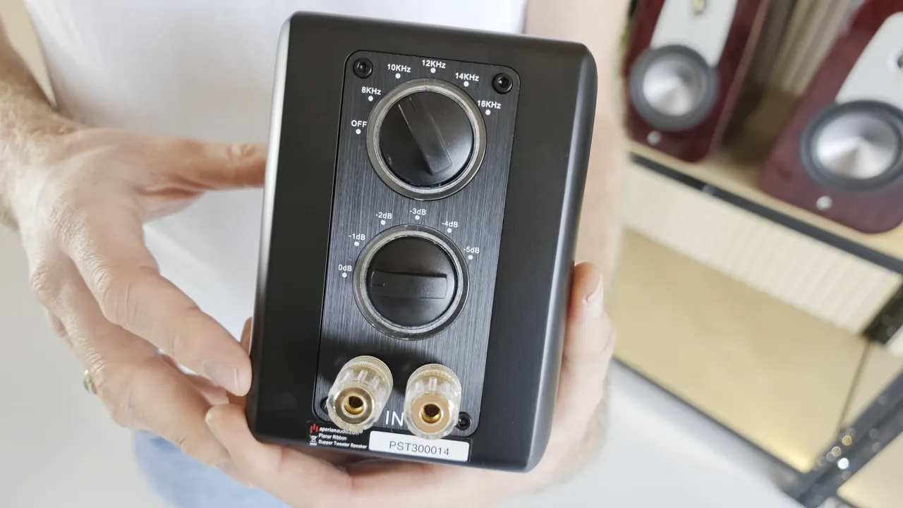 Rückseite eines AperionAudio Super Tweeters mit Frequenzwahl von 8 bis 16 Kilohertz, Pegelregler von 0 bis minus 5 Dezibel und zwei Anschlussklemmen